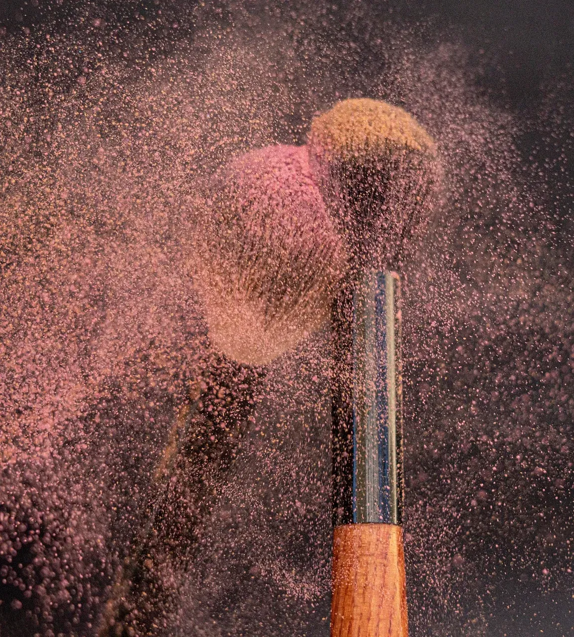 Etrafına pembe pudra savrulan bir allık fırçası.