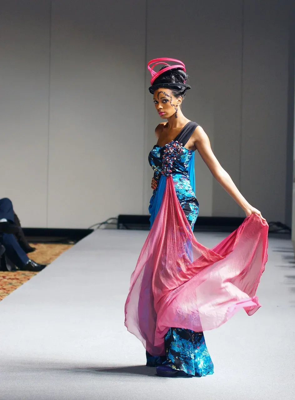 Defile pistinde, pembe şifon detaylı mavi bir abiyeyle yürüyen bir model (temsili görsel).